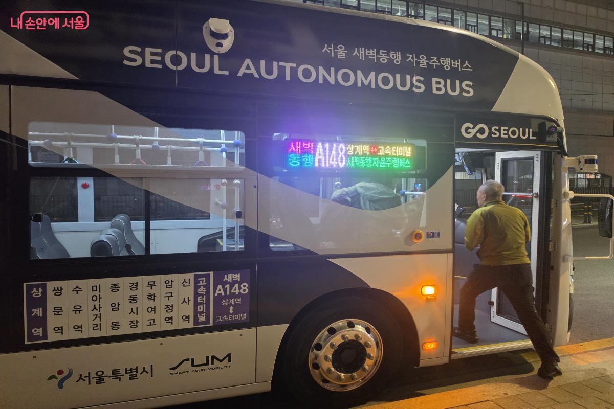 A148 버스에 탑승하는 어르신을 볼 수 있다. &copy;심재혁