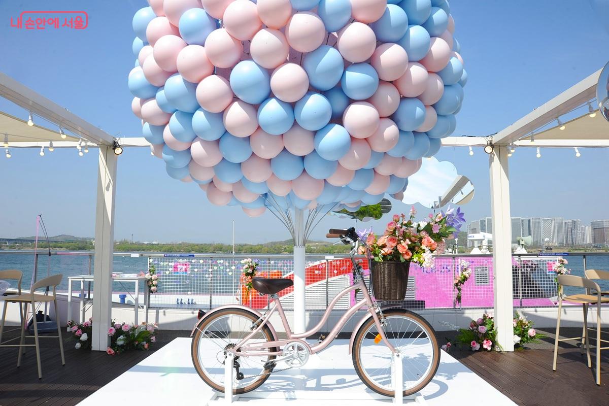 인기 포토존인 &lsquo;노을 자전거&rsquo; &copy;조수봉