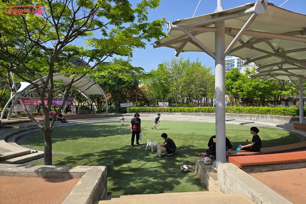 체조, 공연, 애견 동반 놀이터 등으로 활용되는 야외무대 &copy;강사랑
