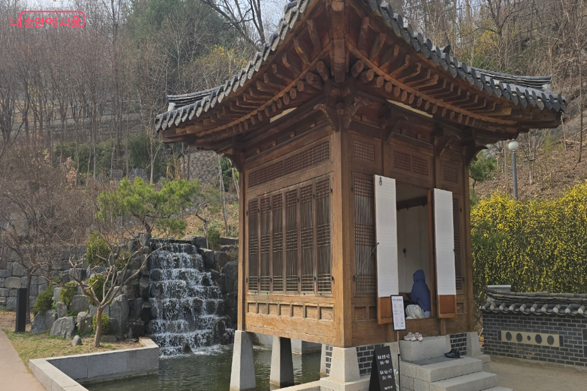 정자에서 바라본 폭포 ©최윤정