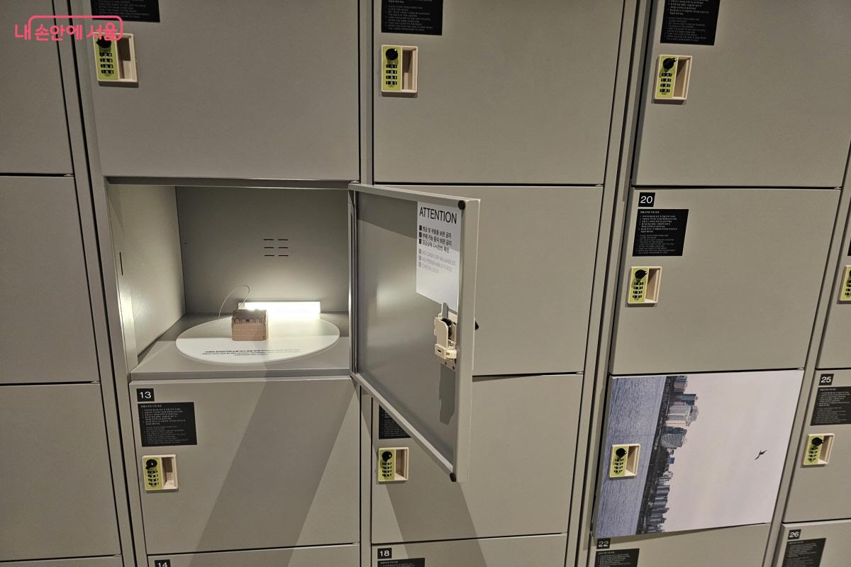 평범한 물품보관함 안에 뷰파인더속 작품이 들어 있다.ⓒ염지연