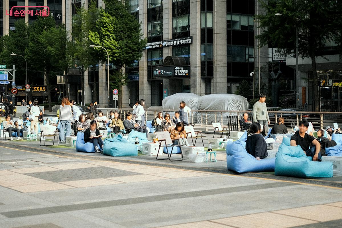 빈백, 플랫체어 등 원하는 좌석에 앉아 독서와 휴식을 취하는 시민들 &copy;김아름