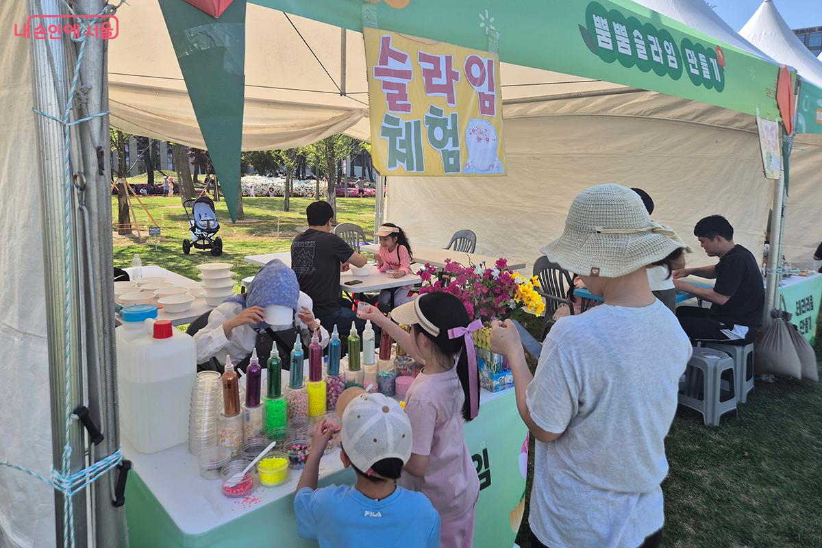 일상에서 버려지는 폐식용유와 플라스틱을 재활용해 슬라임을 만드는 슬라임 체험관 &copy;이혜숙