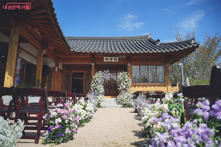 서울시가 민간과 협력해 ‘더 아름다운 결혼식’ 예약자를 대상으로 혼수가전 할인 등 혜택을 제공한다. 성북 예향재