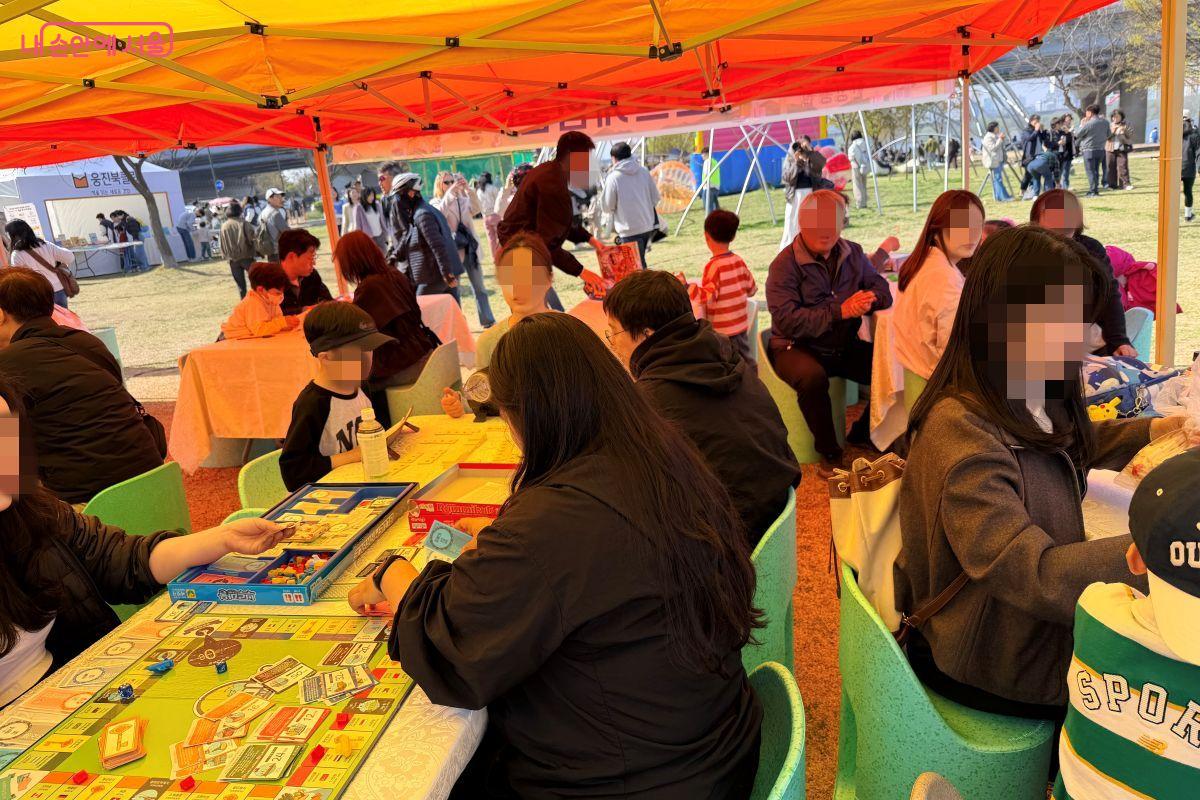 독서 공간뿐 아니라 보드게임, 레트로 게임 등 다양한 체험 부스가 마련돼 있다. ⓒ노윤지