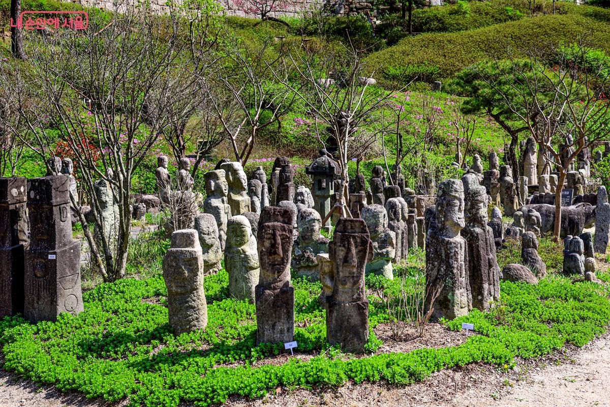 문인석(文人石), 무인석(武人石) 등 한국의 대표적인 석상들을 감상할 수 있다. &copy;박우영 