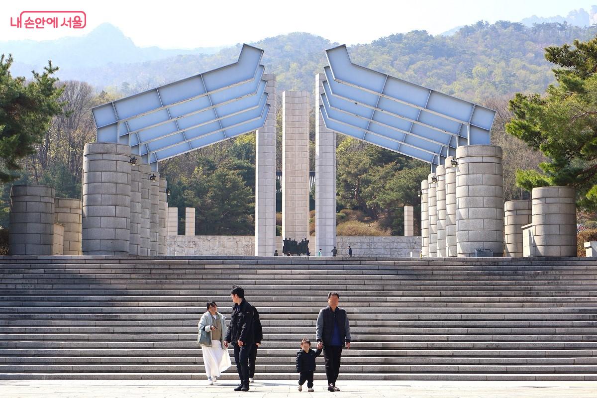 4월 학생혁명기념탑 전경 &copy;김대진