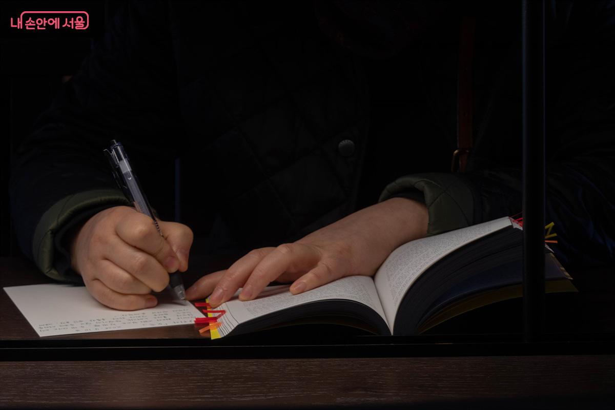 문화유산 안에 잠깐 앉아서 하는 필사는 느낌과 시선을 달리 하는 일이다. &copy;김인수