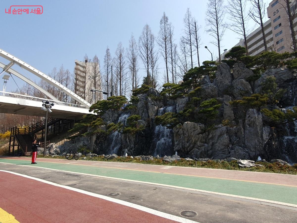 월드컵천 경관폭포의 크기는 높이 6.5m, 연장 길이 40m로 폭포소리도 경쾌하다. ©김병규