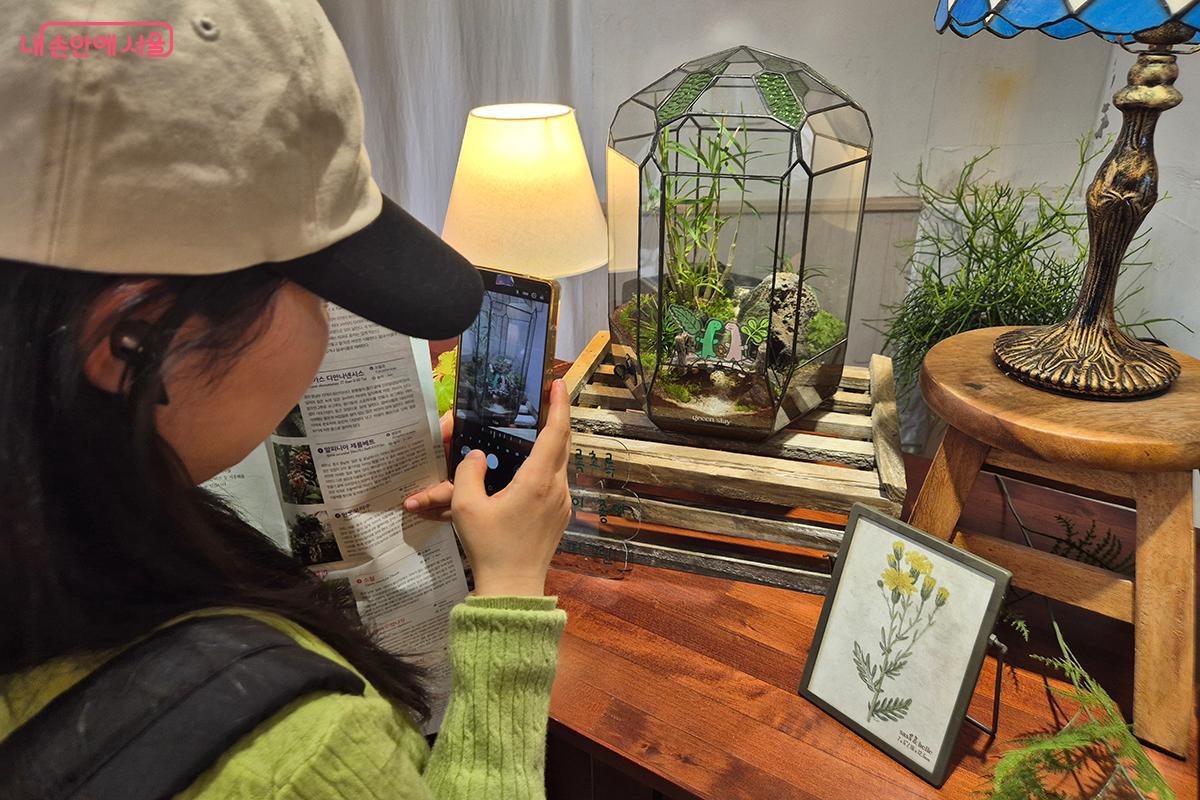 관람객들은 대형 캐릭터 사진 앞에서 사진을 찍으며 즐거운 시간을 보냈다. &copy;이혜숙 