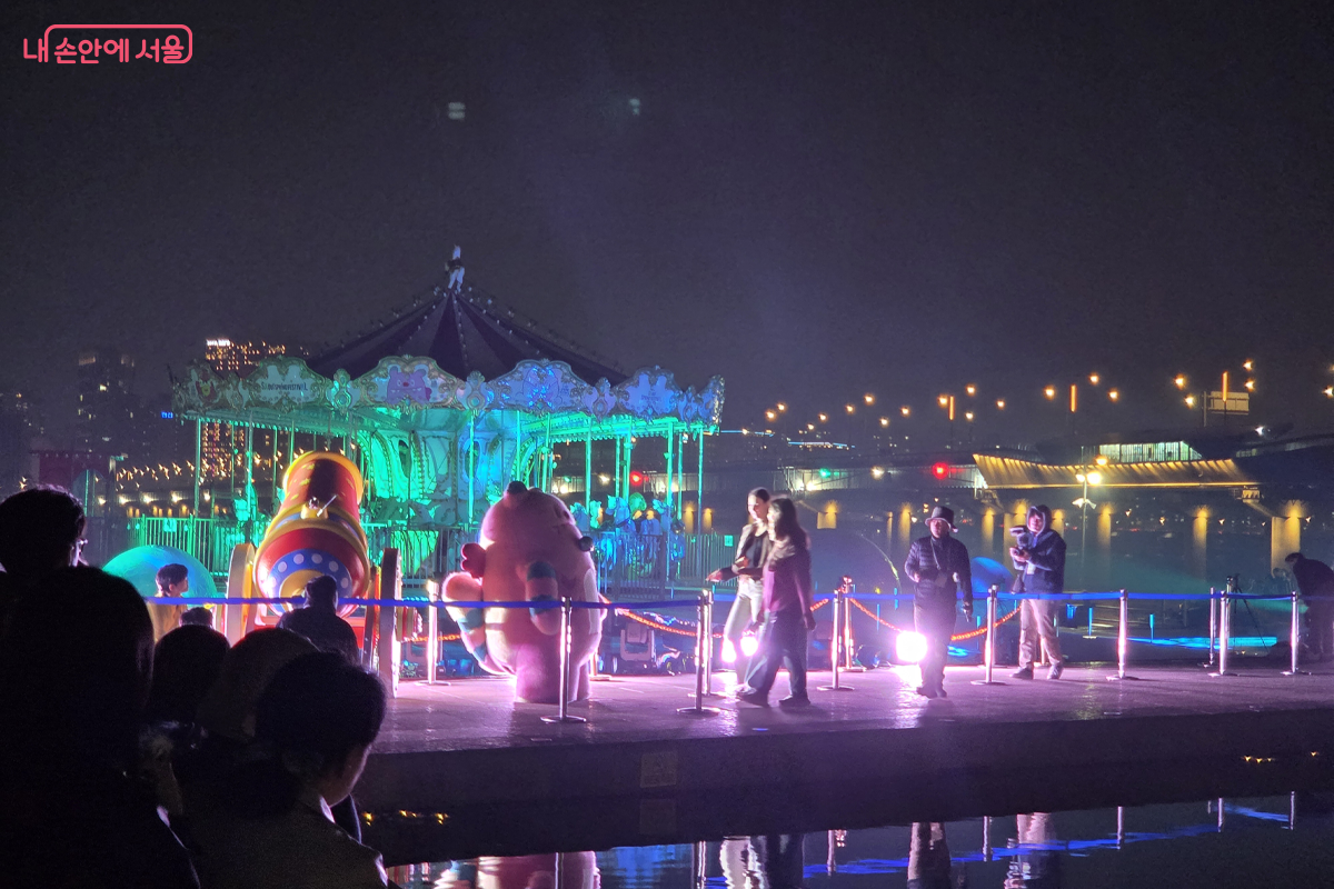 서울의 상징 해치 등장,시민과 만나는 순간 동화를 연상 시킨다.&copy;장미화