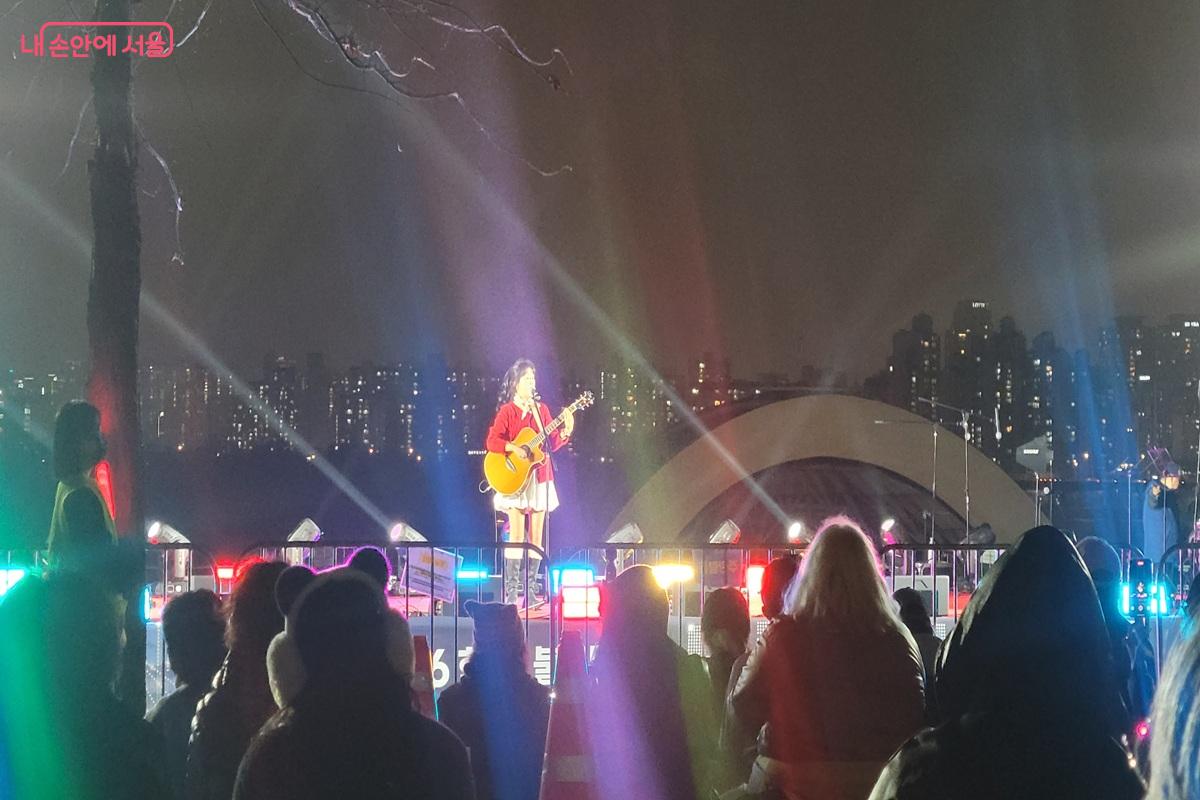 여의도 한강공원 무대에서 기타 연주 공연을 펼치는 모습 &copy;조연