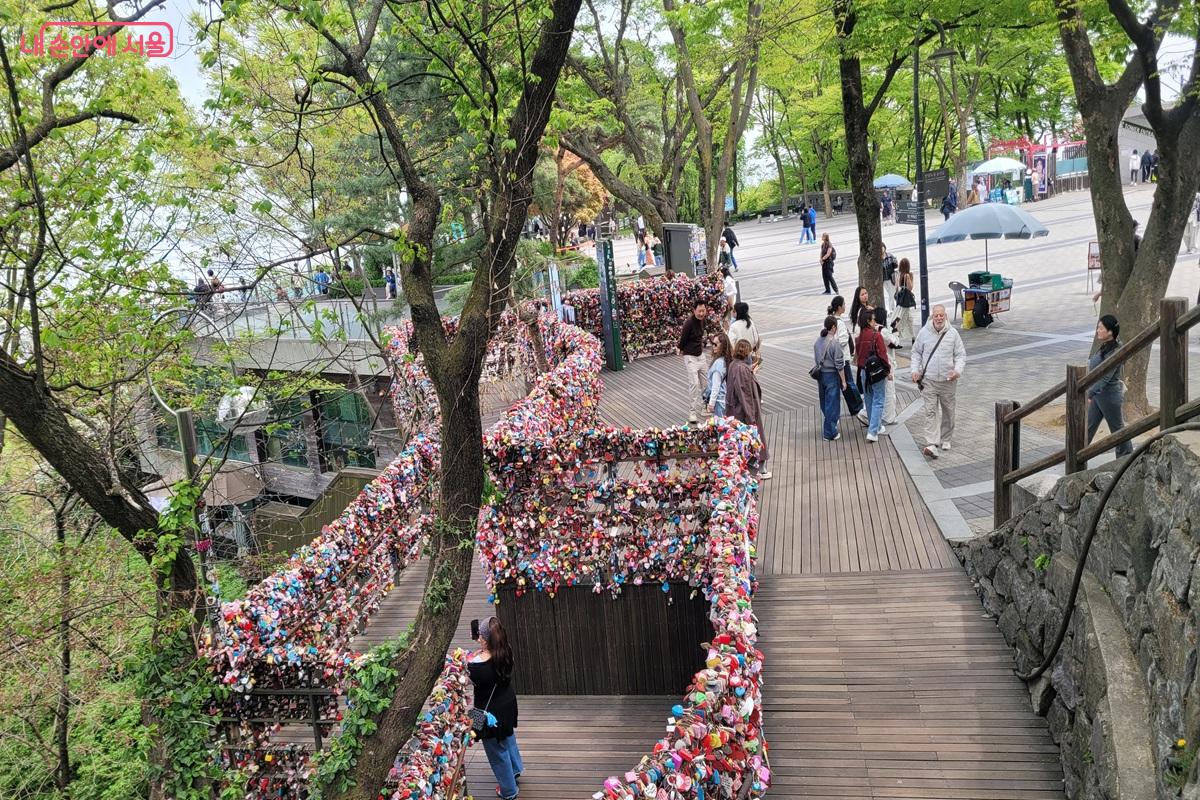 연인과 여행객들의 추억과 소망이 쌓인 남산 &lsquo;사랑의 자물쇠&rsquo; 공간 &copy;조연