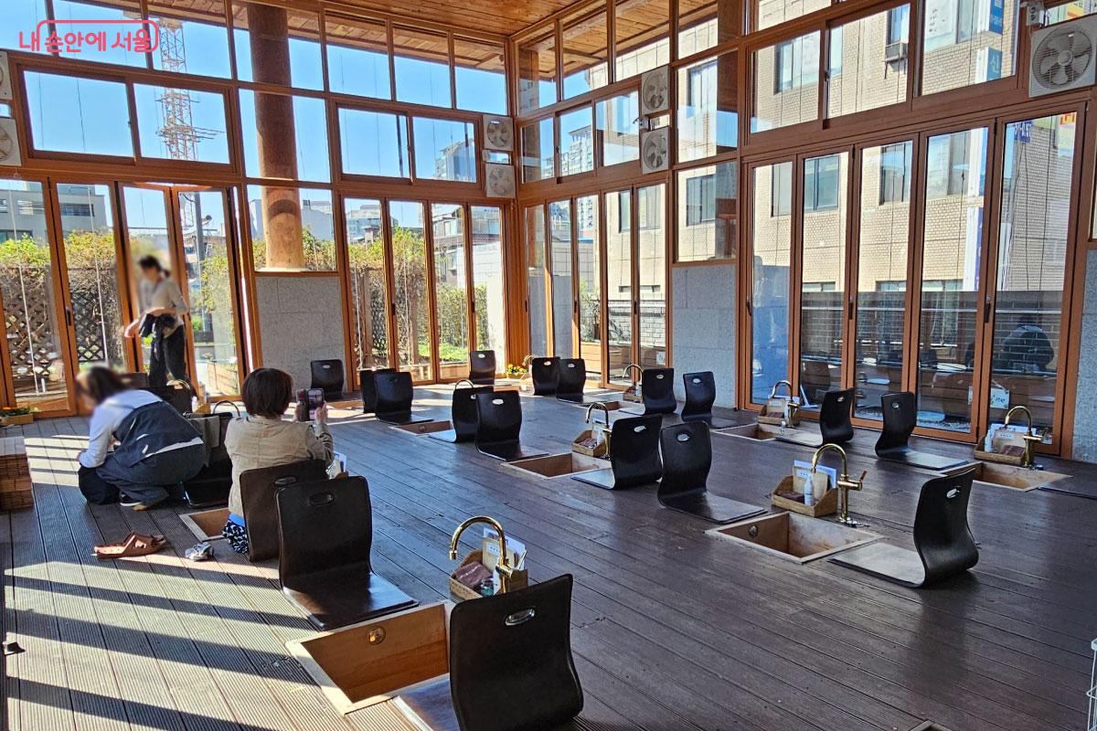 약초 족욕을 즐기고 있는 시민들 &copy;홍혜수