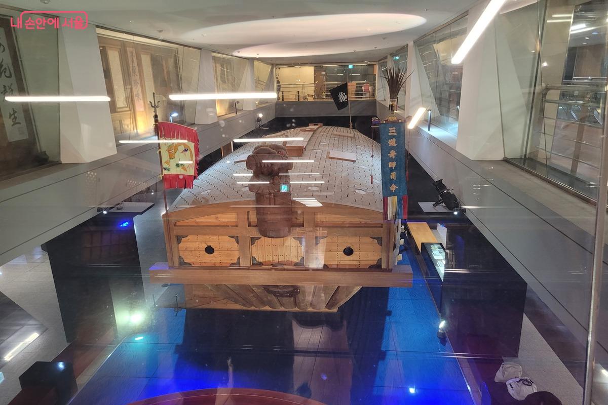 세종문화회관 대극장 입구로 들어가다 위에서 바라본 거북선 &copy;김주희