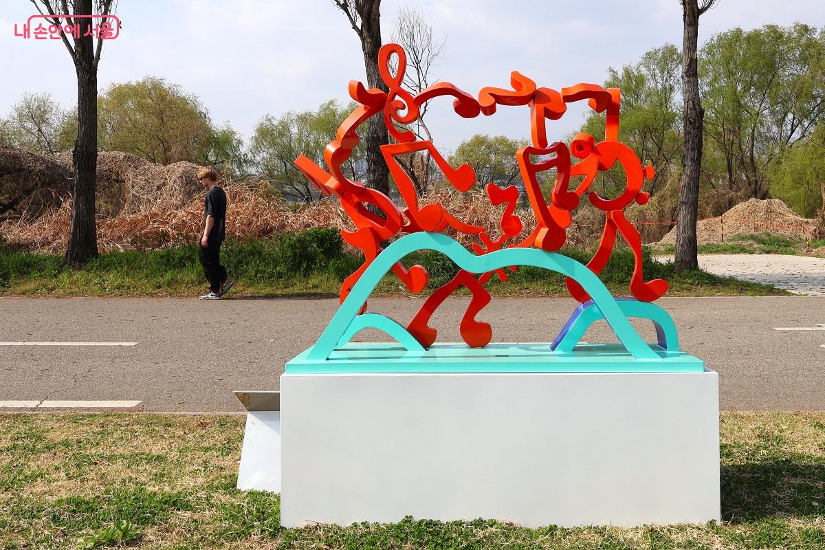 산책로에 흐르는 조각의 선율, 걷는 시민들에게 시각적인 리듬감을 선사한다. &copy;이봉덕