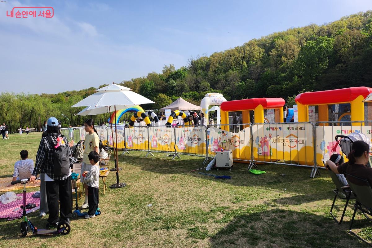 놀이 공간 옆에 그늘막과 의자, 테이블이 있다. &copy;장지영