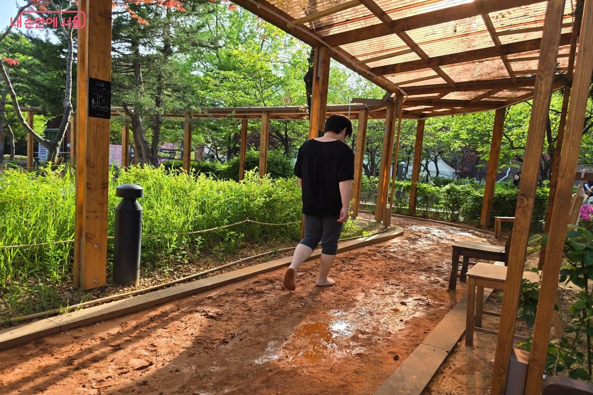 부드러운 흙의 촉감이 발바닥으로 전해져 온다. &copy;강사랑