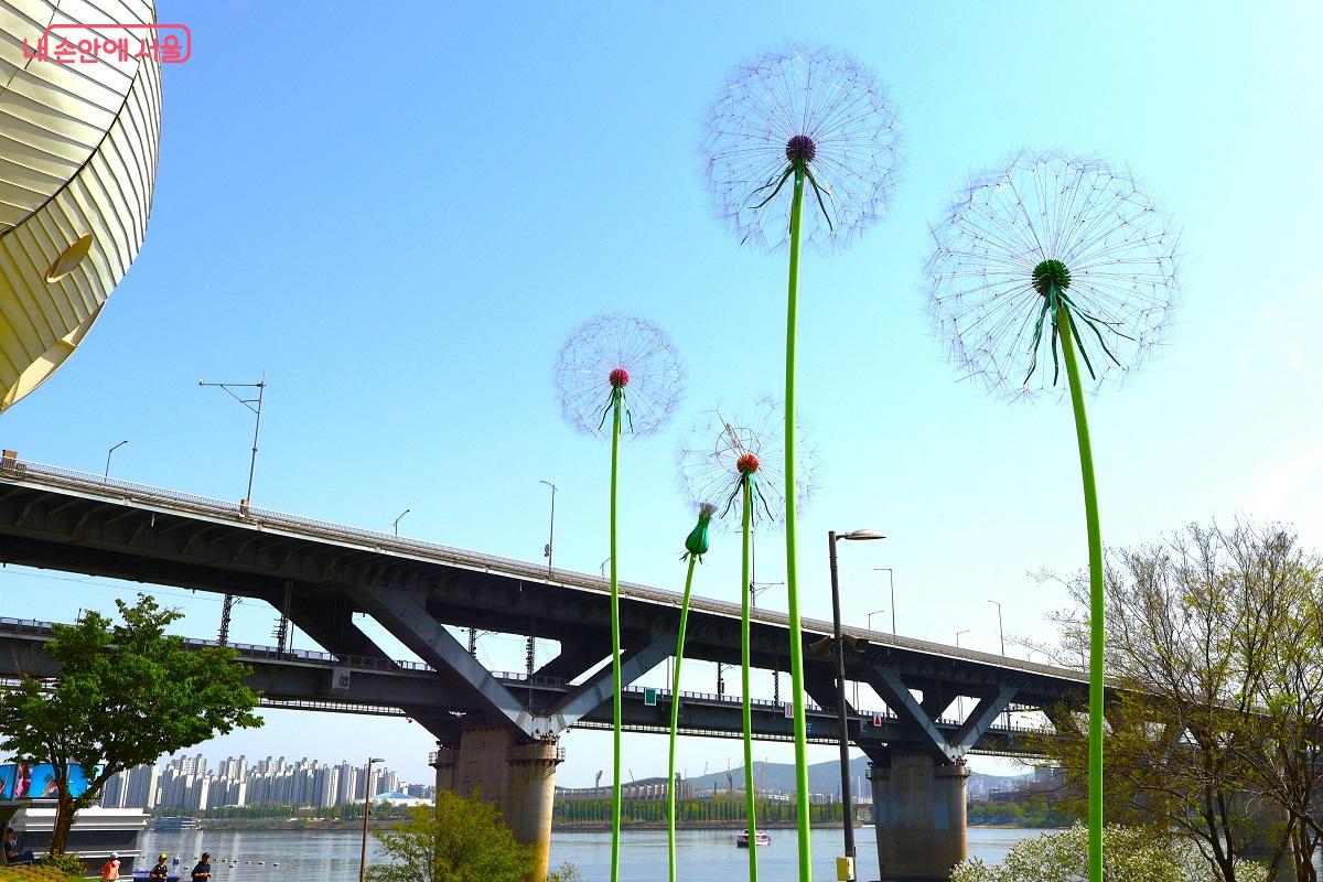 뚝섬한강공원 수변을 따라 길게 이어진 산책로와 푸른 하늘 공원 풍경 &copy;이봉덕