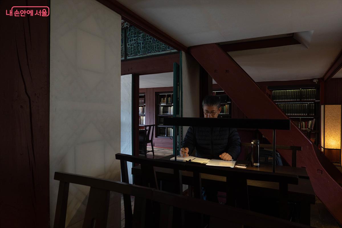 &lsquo;오후의 필사&rsquo;를 체험하는 필자. "필사는 베끼는 게 아닙니다"를 배웠다. &copy;김인수