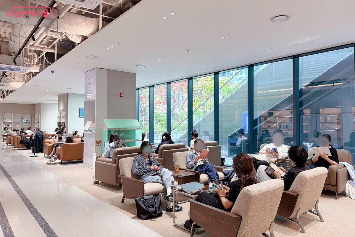 바로 옆에는 여의도브라이튼도서관이 조성되어 있다. &copy;노윤지