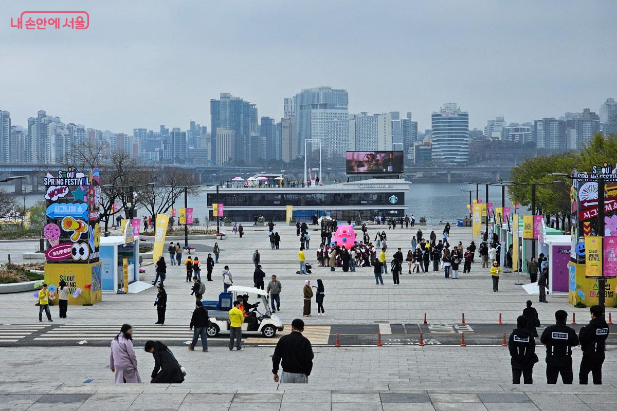첫날부터 많은 사람들이 찾은 여의도한강공원