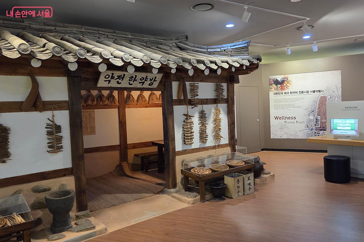 한약방 콘셉트의 조형물이 관객들의 흥미를 끈다. &copy;이다현