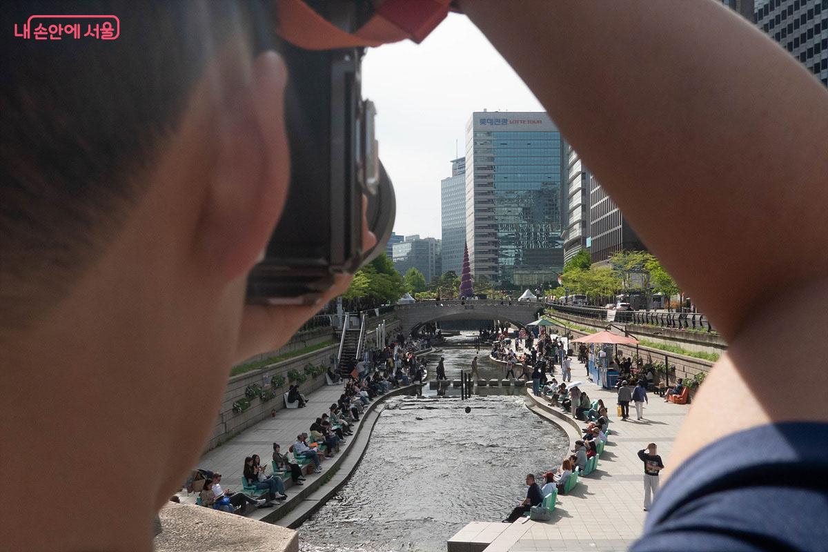 광통교에서 본 책읽는 맑은냇가, 외국인이 사진에 담고 있다 Ⓒ김인수
