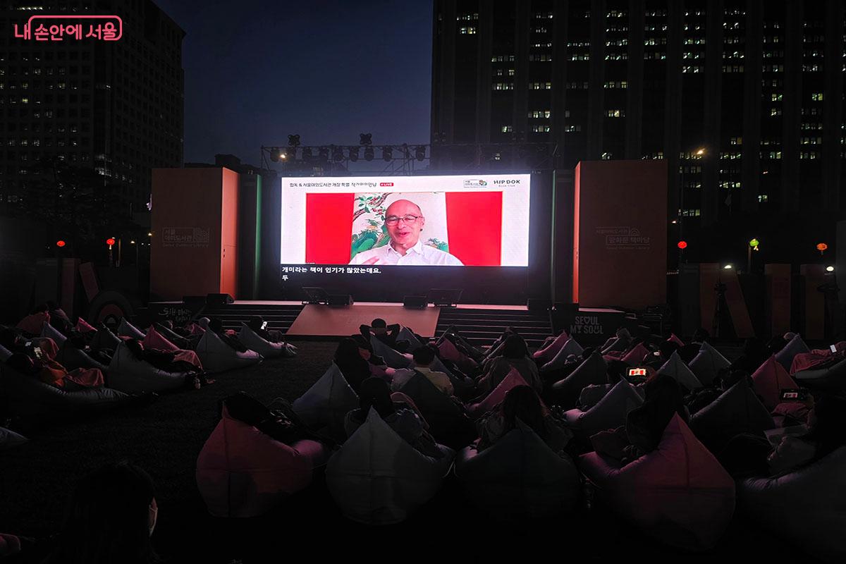 작가와 시민이 하나되어 깊은 사유에 빠져든 특별한 강연의 밤 &copy;양순남