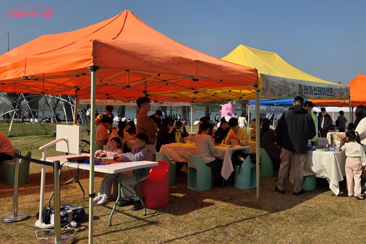 플레이스테이션존, 보드게임존 등에서 즐거운 시간을 보낼 수 있다. &copy;김미선