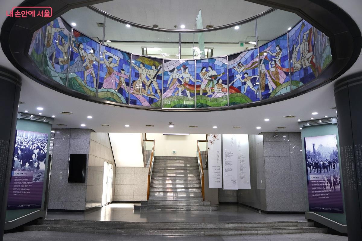 혁명의 역사를 담은 스테인드글라스가 돋보이는 도서관 로비 &copy;김대진
