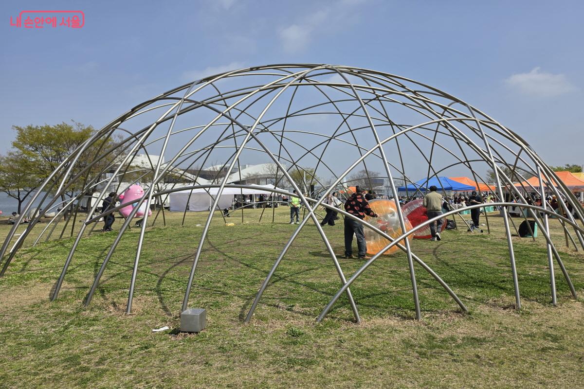 기존 구조물을 활용했다.