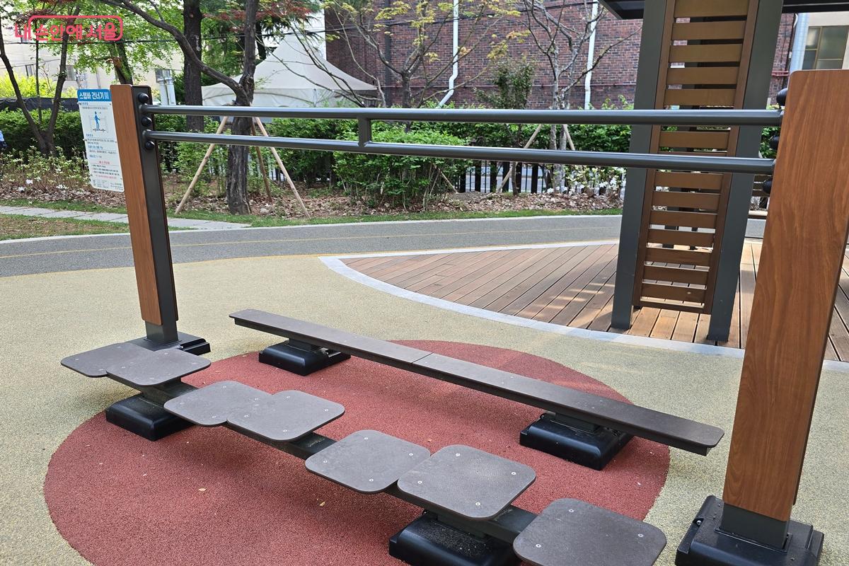 균형 감각을 키우는데 도움을 주는 스텝바 &copy;강사랑