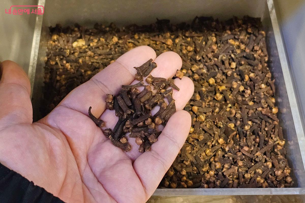 약재들을 직접 만져볼 수 있다. &copy;홍혜수  