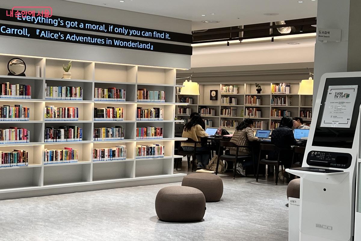 원하는 도서 섹션에서 책을 쉽게 찾아볼 수 있도록 정리가 잘되어 있다. &copy;박지영