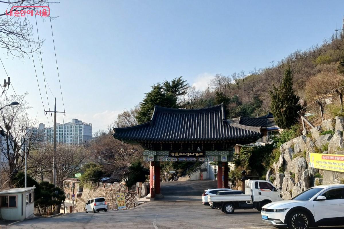 백련산 천년 고찰 백련사가 바라다보인다. &copy;임영근