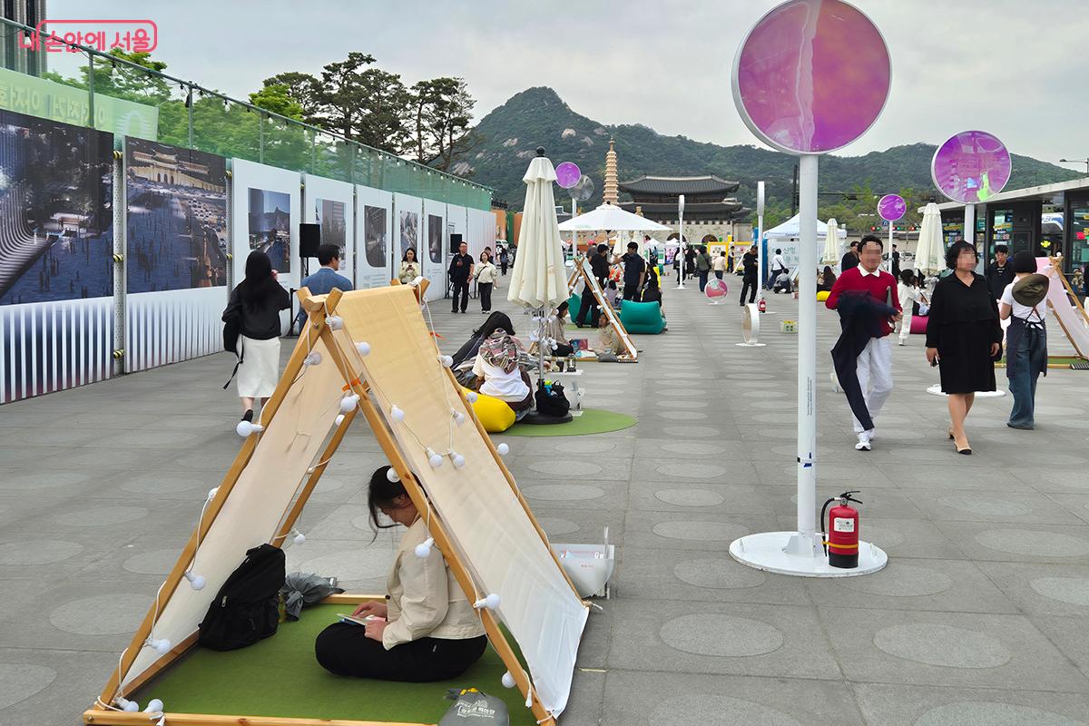 낮에는 책 읽기 좋은 라운지로, 밤에는 &lsquo;책 봐(bar)&rsquo;로 변신하는 &lsquo;하프 라운지&rsquo;