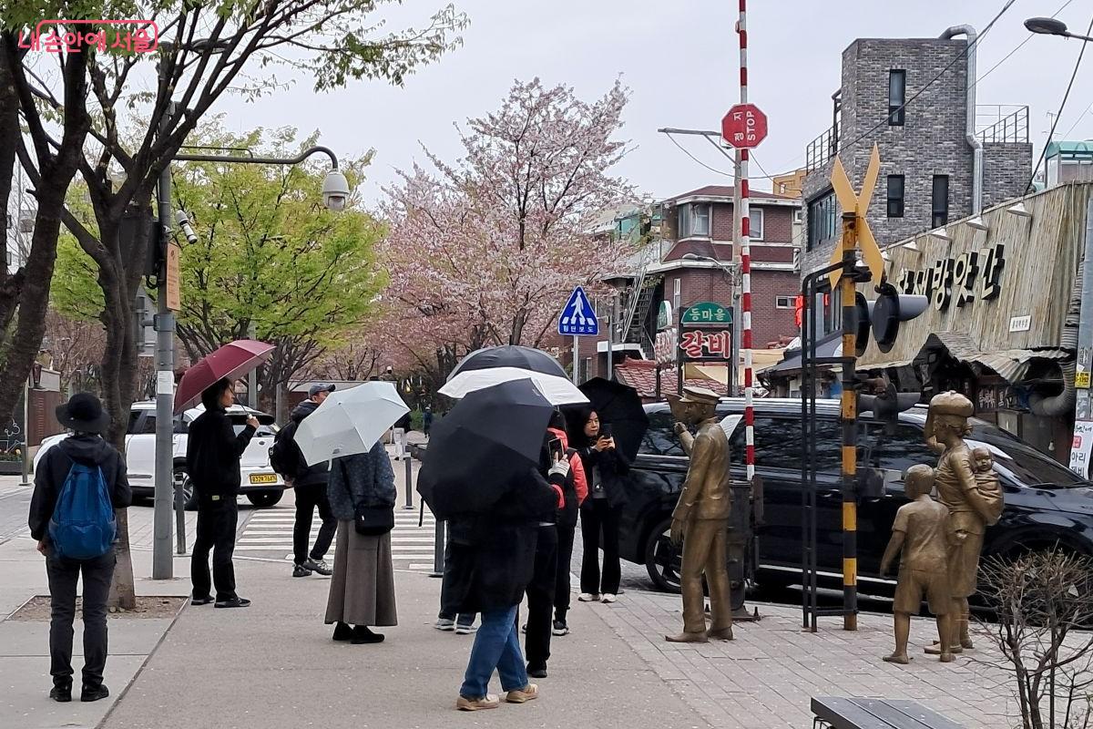 서울시 도시 재생의 성과, 폐철로를 시민의 쉼터로 되살린 건널목 조형물