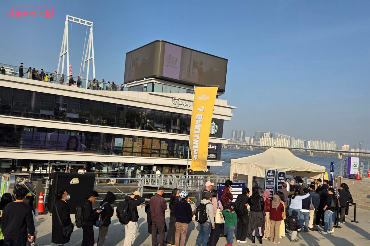 탑승용 번호표를 발급받기 위해 많은 시민들이 기다리고 있다. &copy;김미선
