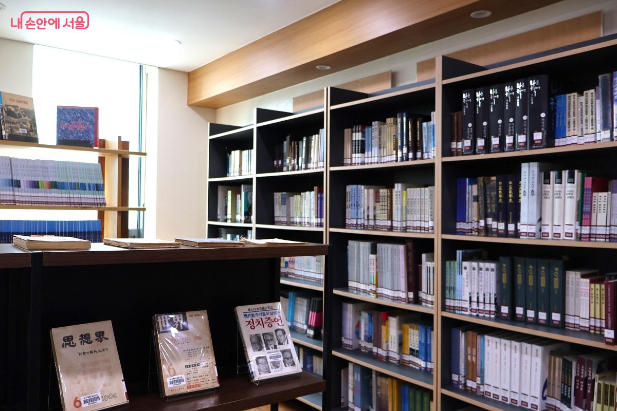 현대사 관련 귀중한 자료와 서적들이 구비된 서가 모습 &copy;김대진