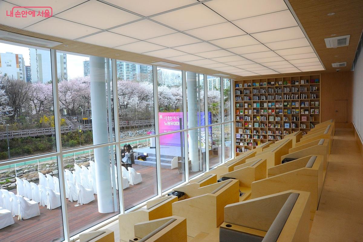 경관과 채광이 뛰어난 M층의 &lsquo;북스텝&rsquo; &copy;조수봉