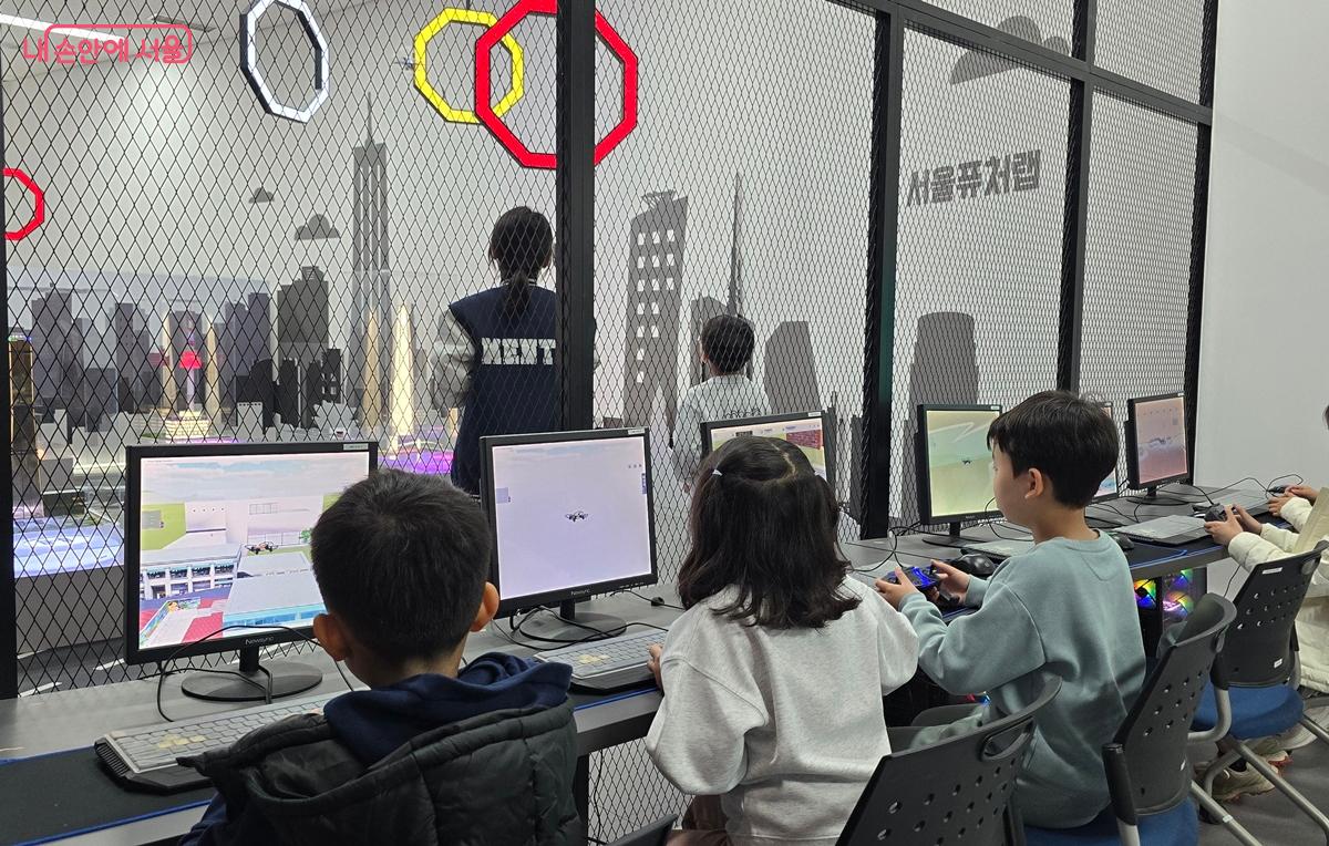 드론의 비행 원리를 배우고, 시뮬레이션을 거쳐 미션을 수행한다. &copy;조성희