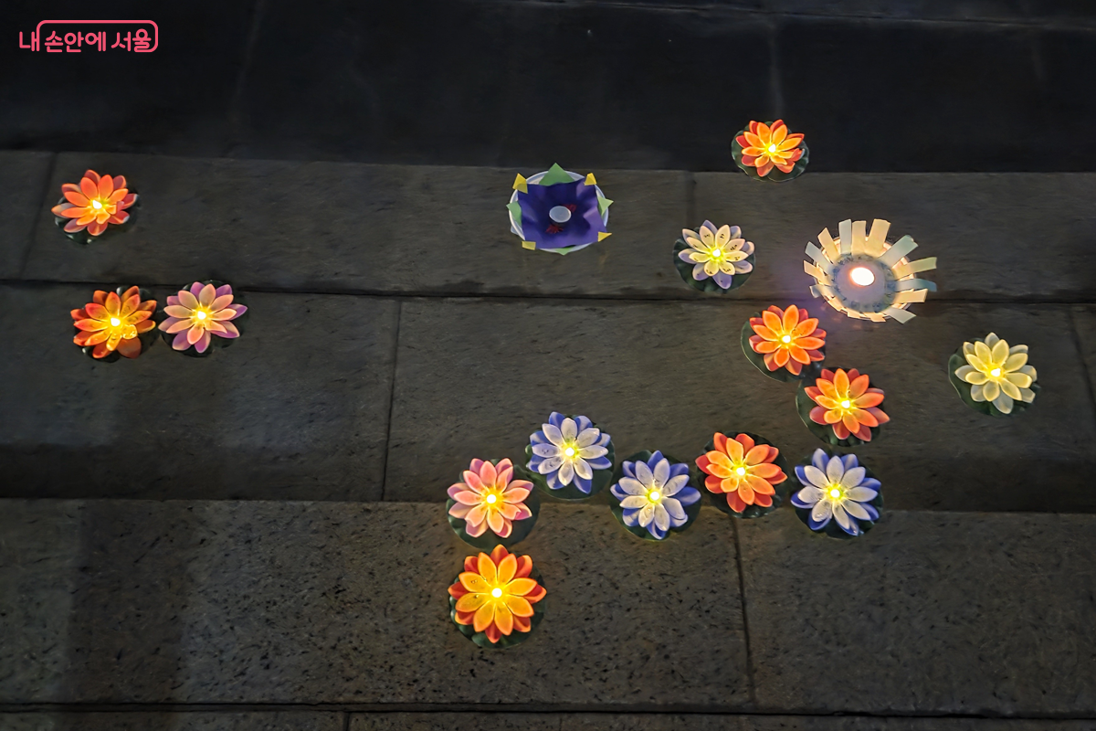 꽃 속 촛불에 소원을 물에 띄워 보내 축제의 재미를 더한다.&copy;장미화