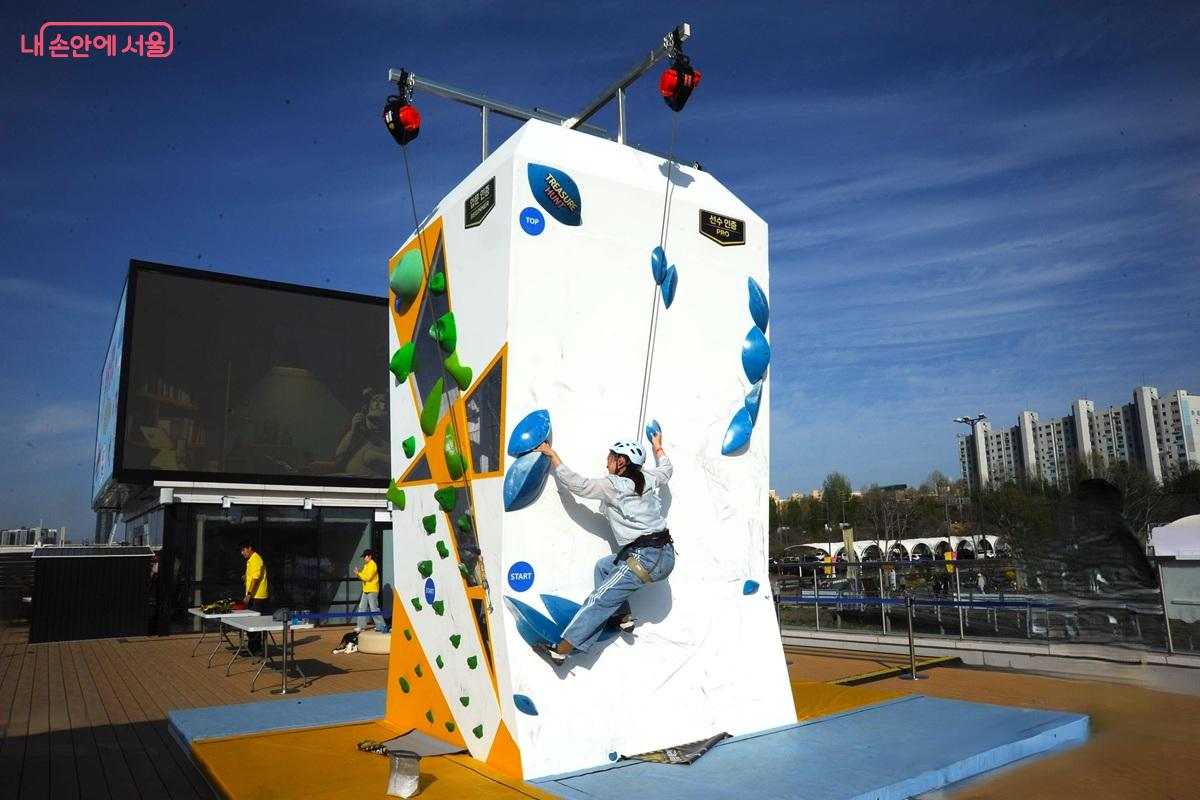 압구정선착장의 액티비티 프로그램인 &lsquo;클라이밍 한강&rsquo; &copy;조수봉