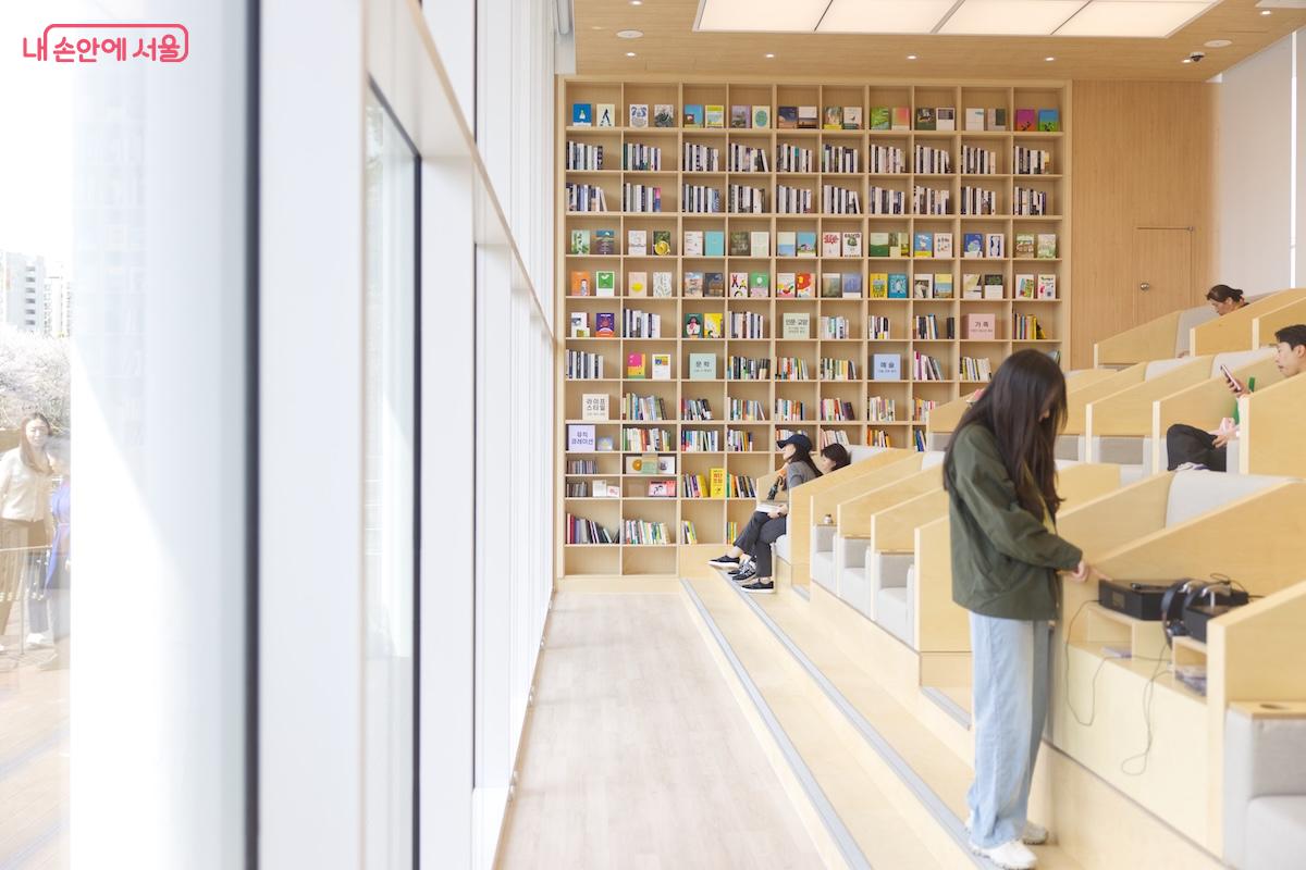 전면 통창으로 시공 되어 우이천 벚꽃을 구경하는 최고의 명소가 아닐까 한다