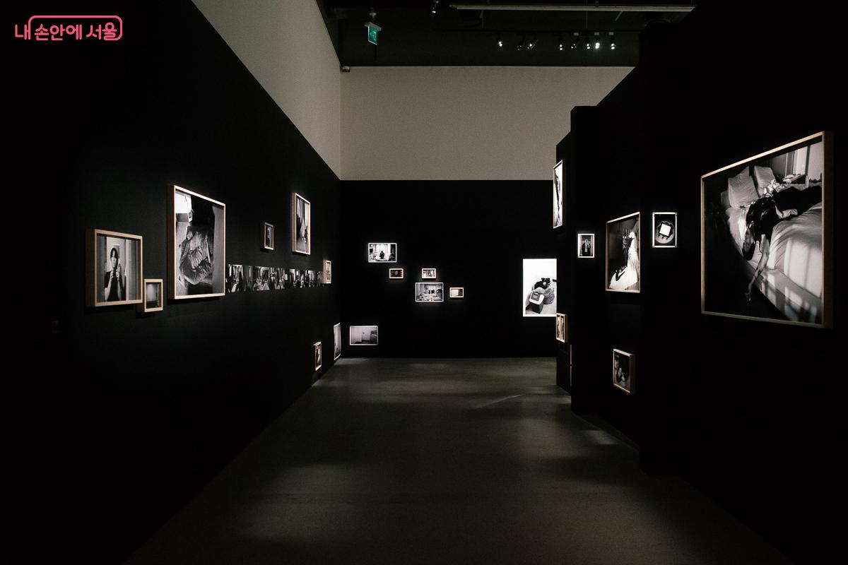 어둠 속에서 은은한 빛을 발하며 시선을 끄는 내밀한 삶의 순간들 &copy;이란