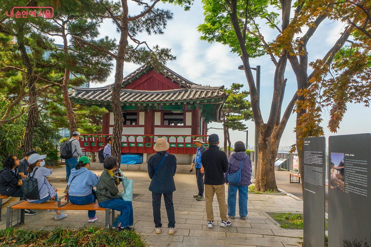 세종 때 우의정 노한이 어머니를 그리워하며 지은 효사정에서 해설사의 설명을 듣고 있는 노들나루길 탐방 참여자들