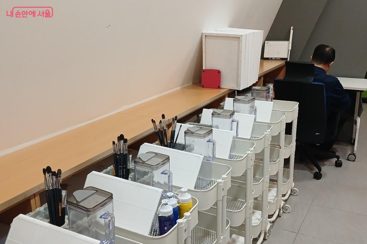 서울마음편의점 성동점 취미활동 프로그램실에서 주민들이 함께 활동을 즐기고 있다. &copy;임영근 