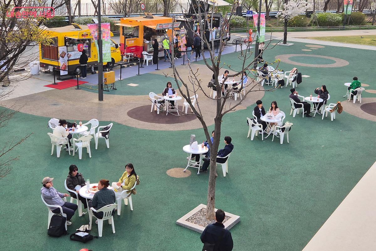 푸드트럭에서 구입한 다양한 먹거리를 즐기는 시민들의 모습 &copy;이혜숙  