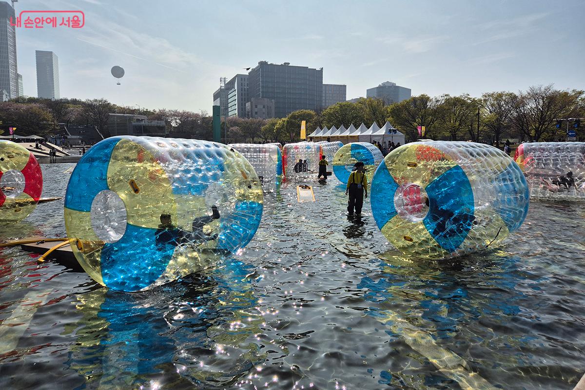 어린이 참가자들에게 가장 높은 인기를 끈 '워터볼' ©이혜숙